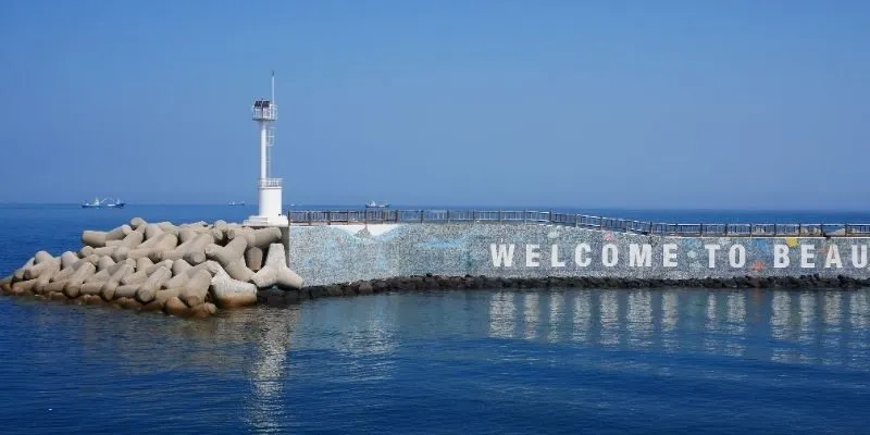 Breakwater Construction controls wave energy