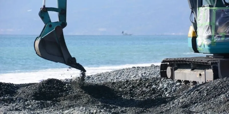 Coastal structures organise shoreline defence