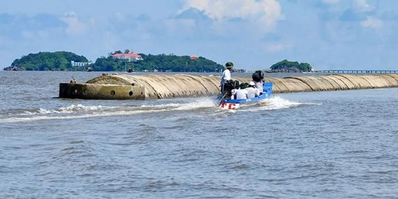 Wave protection blends structure and shoreline